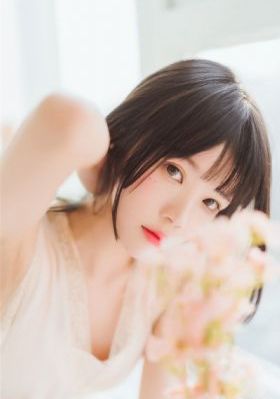 欧美亮丝臀图片_超清完整版观看
